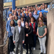Die Mitglieder des VBE-Hauptvorstands stehen zum Gruppenfoto auf der Treppe vor dem Parkhotel in Pforzheim, ganz vorne Gerhard Brand.