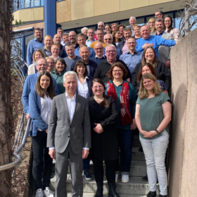 Die Mitglieder des VBE-Hauptvorstands stehen zum Gruppenfoto auf der Treppe vor dem Parkhotel in Pforzheim, ganz vorne Gerhard Brand.