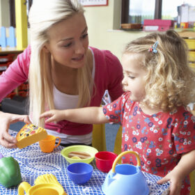 Kita, Kindergarten, Erzieherin